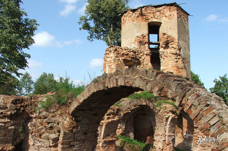 Руины замка Сапег в деревне Гольшаны