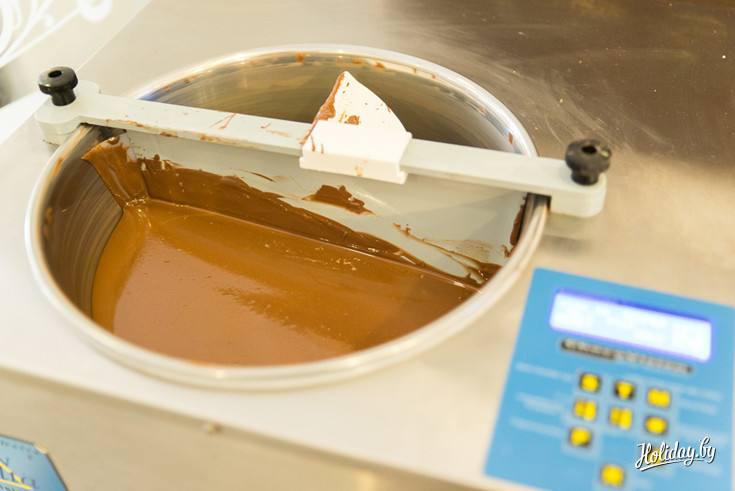 Это устройство готовит шоколад к работе: сначала подогревает его, затем охлаждает и снова подогревает
