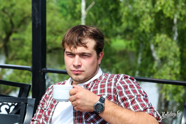 Расслаблению способствует чай на травах, выпиваемый на террасе над рекой