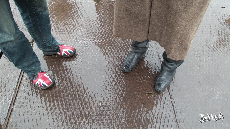 Очень неполиткорректные ботиночки были у одного из наших участников. Изображать британский флаг в то время было очень опасно для жизни