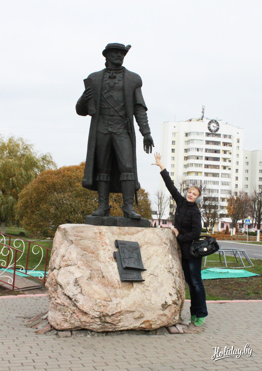 Памятник Шатилке - основателю города