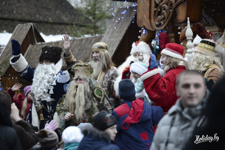 Дедушка Мороз поздравляет детей с праздником