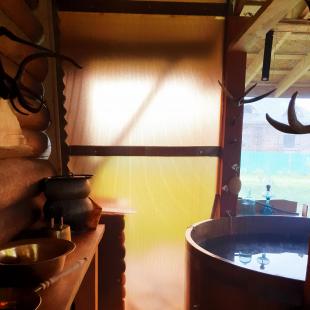 Баня с комнатой отдыха и спуском к воде в загородной агроусадьбе «Ля Блакiтных азёр»
